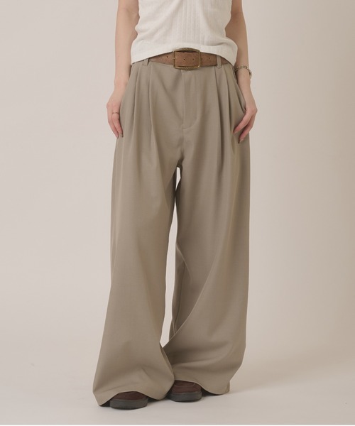 hazyl(ヘイジル)の「2 tuck straight wide slacks / ツータックストレートワイドスラックス(その他パンツ・レディース・グレー系その他/ベージュ・MEDIUM/SMALL)」の2枚目の写真