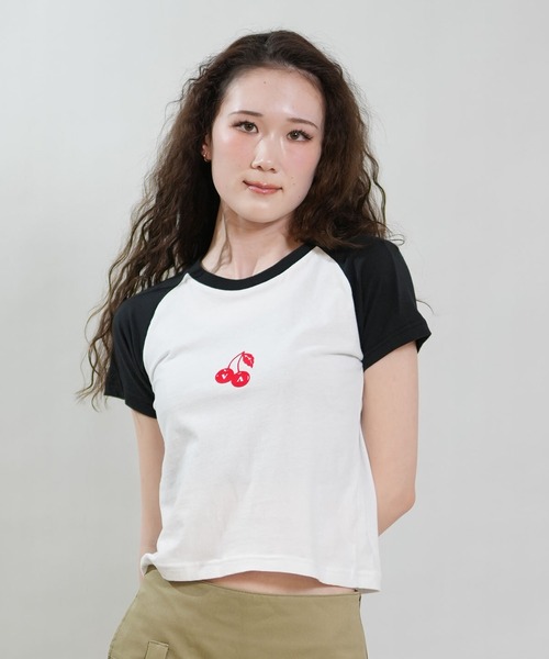 RVCA(ルーカ)の「RVCA/ルーカ クロップドTシャツ レディース ROAM RAGLAN CROPPED BABY BG043204(Tシャツ/カットソー・レディース・ホワイト×ブルー/ホワイト×ブラック・M/S)」の3枚目の写真