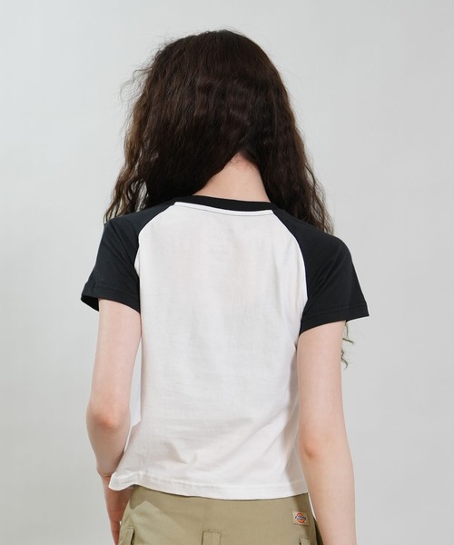 RVCA(ルーカ)の「RVCA/ルーカ クロップドTシャツ レディース ROAM RAGLAN CROPPED BABY BG043204(Tシャツ/カットソー・レディース・ホワイト×ブルー/ホワイト×ブラック・M/S)」の4枚目の写真