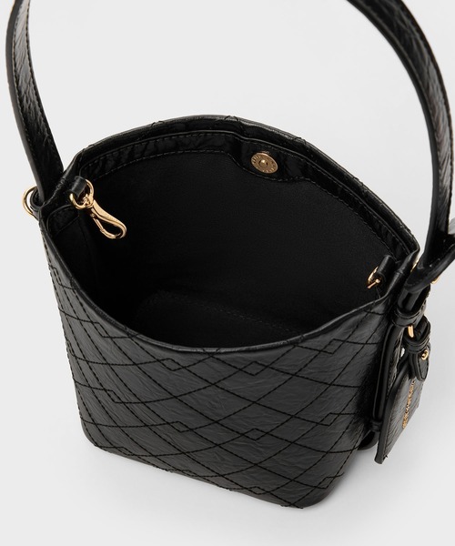 CHARLES & KEITH(チャールズ & キース)の「Duo ドゥオ キルティング チェーンバケットバッグ(ショルダーバッグ・レディース・クリーム/ブラック/ピンク系その他3・S)」の7枚目の写真
