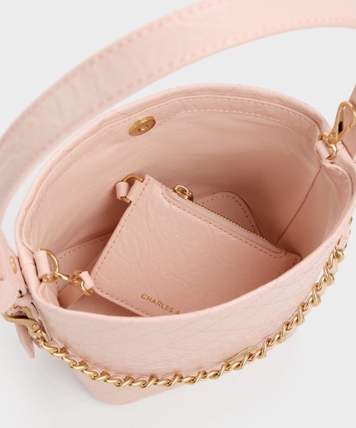 CHARLES & KEITH(チャールズ & キース)の「Duo ドゥオ キルティング チェーンバケットバッグ(ショルダーバッグ・レディース・クリーム/ブラック/ピンク系その他3・S)」の17枚目の写真
