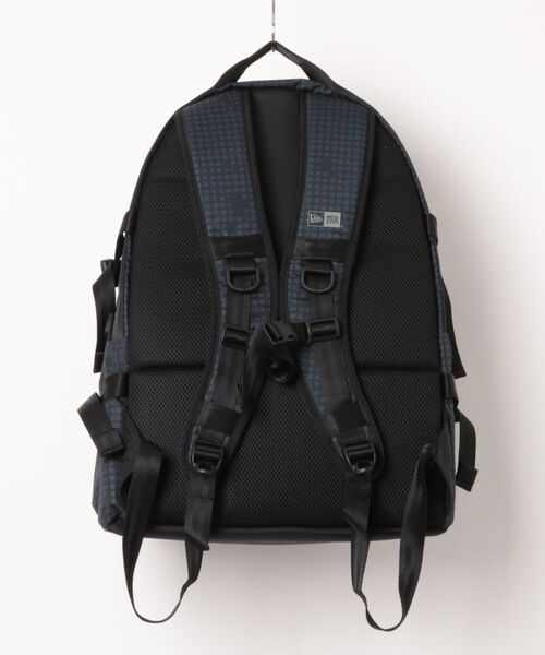 NEW ERA(ニューエラ)の「【NEW ERA/ニューエラ】キャリアパック 35L ブラックナイトカモ(バックパック/リュック・メンズ・その他1・FREE)」の2枚目の写真