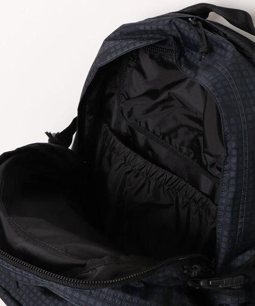 NEW ERA(ニューエラ)の「【NEW ERA/ニューエラ】キャリアパック 35L ブラックナイトカモ(バックパック/リュック・メンズ・その他1・FREE)」の4枚目の写真