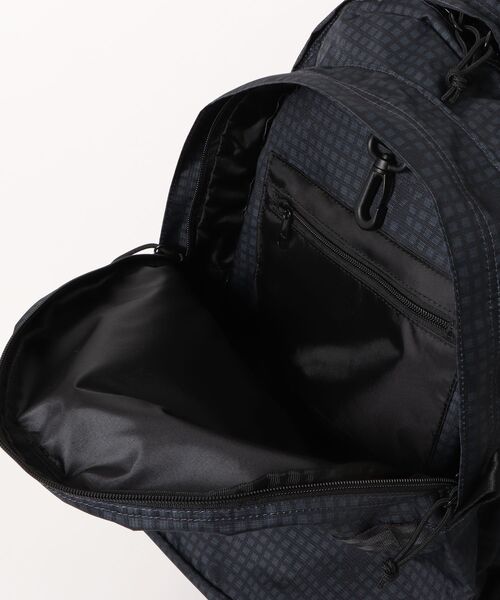 NEW ERA(ニューエラ)の「【NEW ERA/ニューエラ】キャリアパック 35L ブラックナイトカモ(バックパック/リュック・メンズ・その他1・FREE)」の5枚目の写真