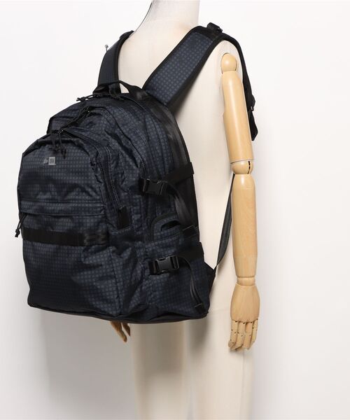 NEW ERA(ニューエラ)の「【NEW ERA/ニューエラ】キャリアパック 35L ブラックナイトカモ(バックパック/リュック・メンズ・その他1・FREE)」の7枚目の写真