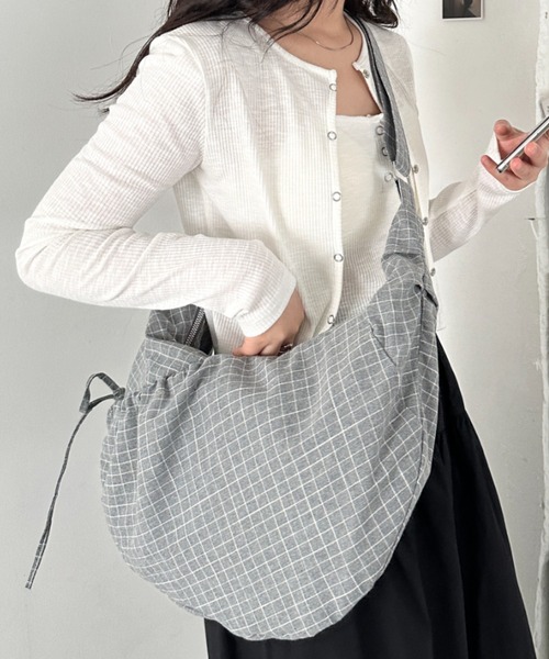 CLEA(クレア)の「ドロストリボンチェック柄ショルダーバッグ(ボディバッグ/ウエストポーチ・レディース・ブラック/グレー/ネイビー・FREE)」の3枚目の写真