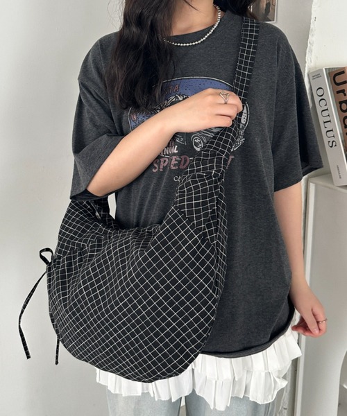 CLEA(クレア)の「ドロストリボンチェック柄ショルダーバッグ(ボディバッグ/ウエストポーチ・レディース・ブラック/グレー/ネイビー・FREE)」の2枚目の写真
