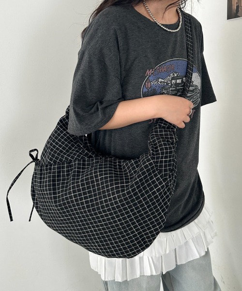 CLEA(クレア)の「ドロストリボンチェック柄ショルダーバッグ(ボディバッグ/ウエストポーチ・レディース・ブラック/グレー/ネイビー・FREE)」の10枚目の写真