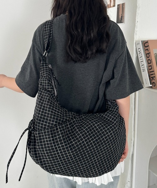 CLEA(クレア)の「ドロストリボンチェック柄ショルダーバッグ(ボディバッグ/ウエストポーチ・レディース・ブラック/グレー/ネイビー・FREE)」の11枚目の写真