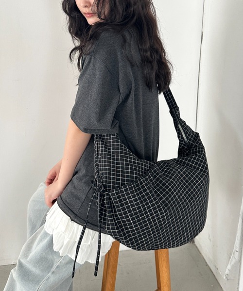 CLEA(クレア)の「ドロストリボンチェック柄ショルダーバッグ(ボディバッグ/ウエストポーチ・レディース・ブラック/グレー/ネイビー・FREE)」の13枚目の写真