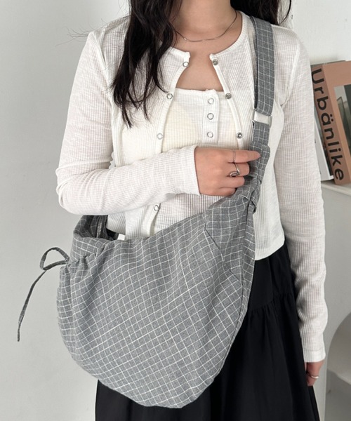 CLEA(クレア)の「ドロストリボンチェック柄ショルダーバッグ(ボディバッグ/ウエストポーチ・レディース・ブラック/グレー/ネイビー・FREE)」の14枚目の写真