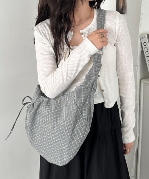 CLEA(クレア)の「ドロストリボンチェック柄ショルダーバッグ(ボディバッグ/ウエストポーチ・レディース・ブラック/グレー/ネイビー・FREE)」の15枚目の写真