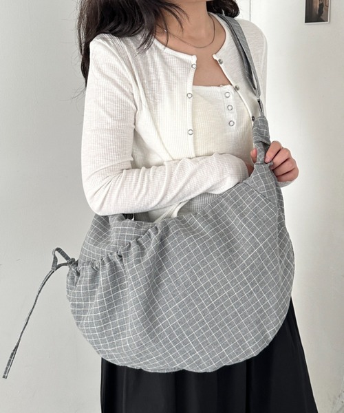 CLEA(クレア)の「ドロストリボンチェック柄ショルダーバッグ(ボディバッグ/ウエストポーチ・レディース・ブラック/グレー/ネイビー・FREE)」の17枚目の写真