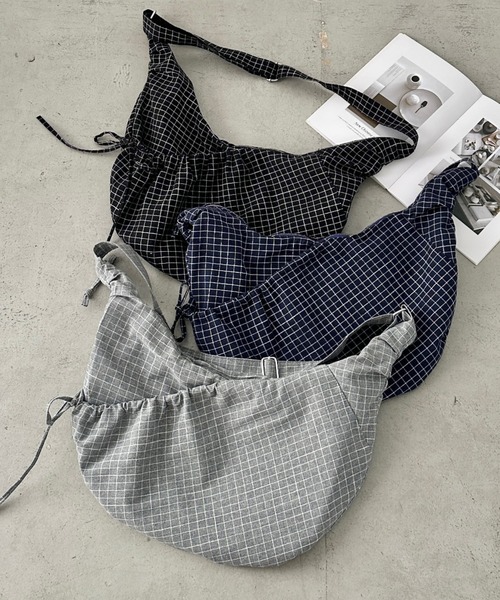 CLEA(クレア)の「ドロストリボンチェック柄ショルダーバッグ(ボディバッグ/ウエストポーチ・レディース・ブラック/グレー/ネイビー・FREE)」の7枚目の写真