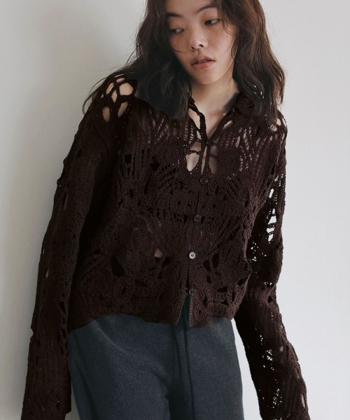 anuke（アンヌーク）の「Embroidery Over Shirts（シャツ/ブラウス・レディース・アイボリー/ブラウン・FREE）」の2枚目の写真