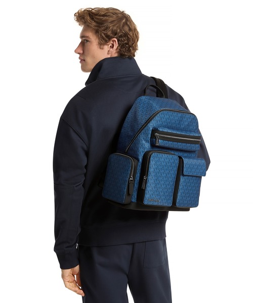 MICHAEL KORS（マイケルコース）の「DAKOTA ロゴプリント カーゴ バックパック（バックパック/リュック・メンズ・ブルー系・FREE）」の2枚目の写真
