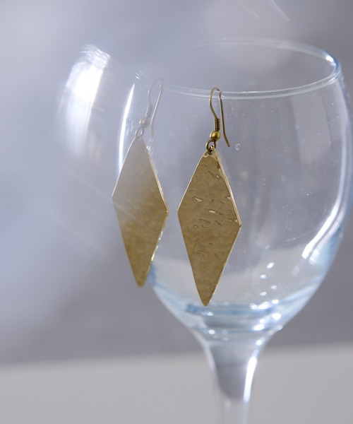 COLLAGE GALLARDAGALANTE(コラージュガリャルダガランテ)の「PAPILLONNER/ダイヤプレートピアス(ネックレス・レディース・ゴールド・FREE)」の5枚目の写真