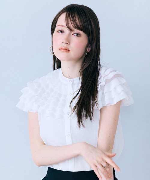 Audie a Muses(オーディアミューズ)の「フリルギャザーショルダーブラウス(シャツ/ブラウス・レディース・オフホワイト/ブルー/ブラック・38/42)」の1枚目の写真