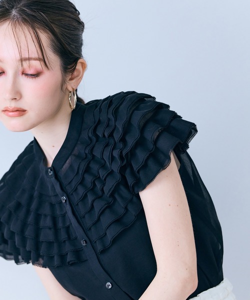 Audie a Muses(オーディアミューズ)の「フリルギャザーショルダーブラウス(シャツ/ブラウス・レディース・オフホワイト/ブルー/ブラック・38/42)」の2枚目の写真