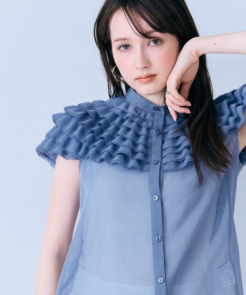 Audie a Muses(オーディアミューズ)の「フリルギャザーショルダーブラウス(シャツ/ブラウス・レディース・オフホワイト/ブルー/ブラック・38/42)」の10枚目の写真