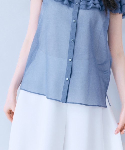 Audie a Muses(オーディアミューズ)の「フリルギャザーショルダーブラウス(シャツ/ブラウス・レディース・オフホワイト/ブルー/ブラック・38/42)」の8枚目の写真