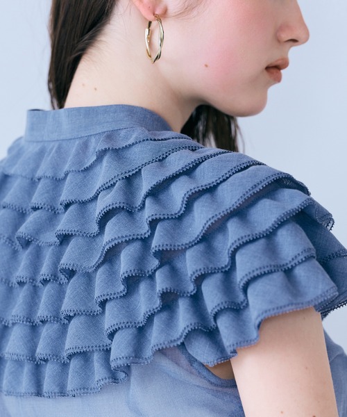 Audie a Muses(オーディアミューズ)の「フリルギャザーショルダーブラウス(シャツ/ブラウス・レディース・オフホワイト/ブルー/ブラック・38/42)」の9枚目の写真