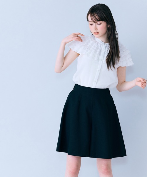 Audie a Muses(オーディアミューズ)の「フリルギャザーショルダーブラウス(シャツ/ブラウス・レディース・オフホワイト/ブルー/ブラック・38/42)」の20枚目の写真