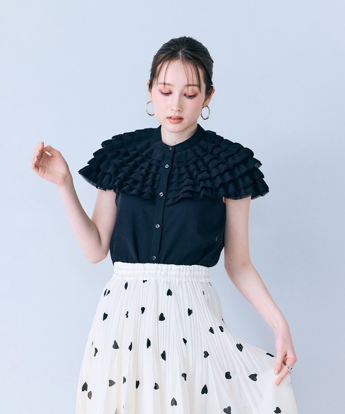 Audie a Muses(オーディアミューズ)の「フリルギャザーショルダーブラウス(シャツ/ブラウス・レディース・オフホワイト/ブルー/ブラック・38/42)」の13枚目の写真