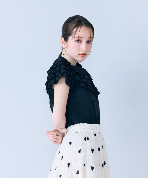 Audie a Muses(オーディアミューズ)の「フリルギャザーショルダーブラウス(シャツ/ブラウス・レディース・オフホワイト/ブルー/ブラック・38/42)」の11枚目の写真