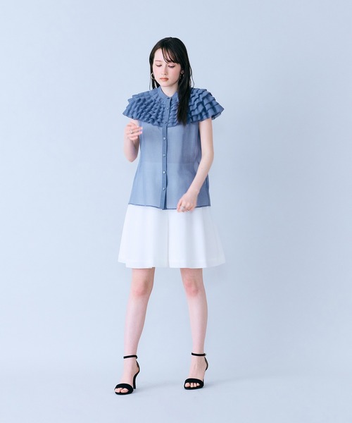 Audie a Muses(オーディアミューズ)の「フリルギャザーショルダーブラウス(シャツ/ブラウス・レディース・オフホワイト/ブルー/ブラック・38/42)」の7枚目の写真