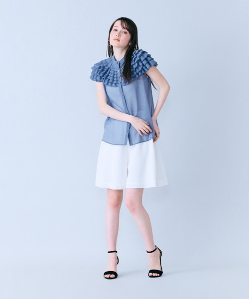 Audie a Muses(オーディアミューズ)の「フリルギャザーショルダーブラウス(シャツ/ブラウス・レディース・オフホワイト/ブルー/ブラック・38/42)」の6枚目の写真