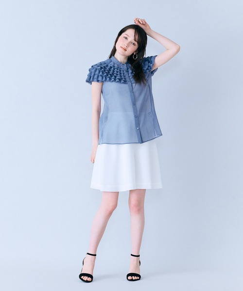 Audie a Muses(オーディアミューズ)の「フリルギャザーショルダーブラウス(シャツ/ブラウス・レディース・オフホワイト/ブルー/ブラック・38/42)」の5枚目の写真