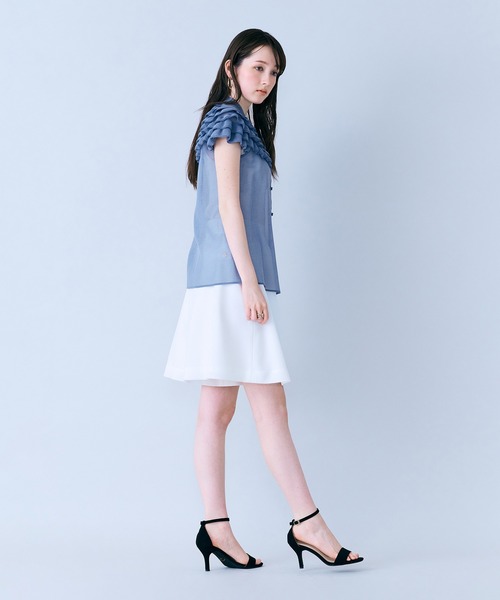 Audie a Muses(オーディアミューズ)の「フリルギャザーショルダーブラウス(シャツ/ブラウス・レディース・オフホワイト/ブルー/ブラック・38/42)」の4枚目の写真