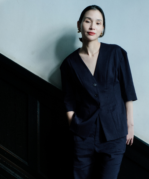 Noble(ノーブル)の「ELENI/エルニ ラスターストレッチジャケット(ノーカラージャケット・レディース・モカ/ネイビー・36/38)」の2枚目の写真
