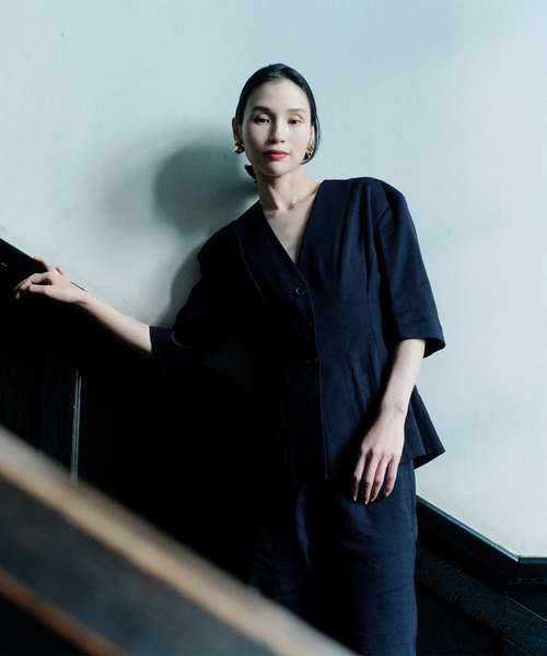 Noble(ノーブル)の「ELENI/エルニ ラスターストレッチジャケット(ノーカラージャケット・レディース・モカ/ネイビー・36/38)」の16枚目の写真