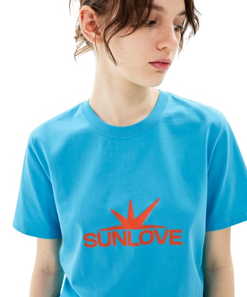 SUNLOVE(サンラブ)の「Daybreak Logo Tee(Tシャツ/カットソー・レディース・チャコール/グリーン/ピンク/ホワイト/ブルー・S/M/L/XL)」の1枚目の写真