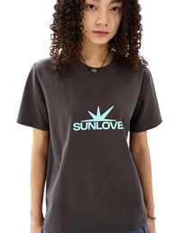 SUNLOVE（サンラブ）の「Daybreak Logo Tee（Tシャツ/カットソー）」