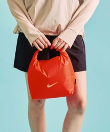 San-ai Resort 三愛水着楽園（サンアイリゾート　サンアイミズギラクエン）の「【NIKE】ナイキ/ヨガ/水陸両用26SSウォータプルーフバッグ/ナイキブランドロゴ/ヨガBAG/2026新作　ナイロン　プールバッグ（スイムグッズ）」