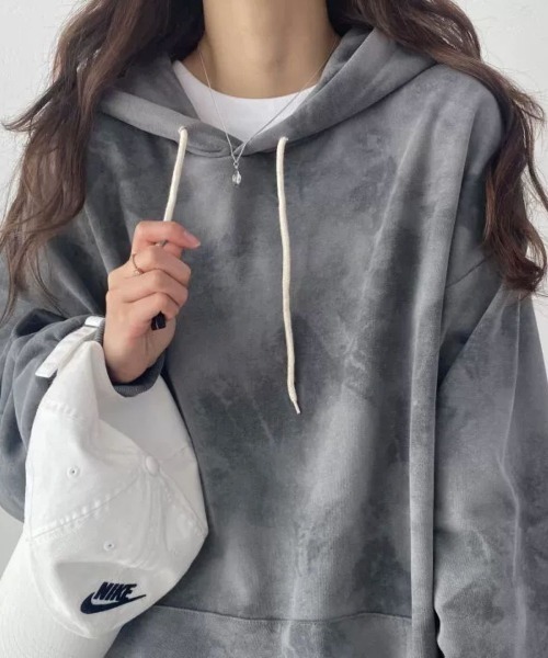 Lips（リップス）の「こなれ感抜群のタイダイ柄！ゆるっと着られるビッグシルエットパーカー（パーカー・レディース・ピンク/グレー・FREE）」の5枚目の写真
