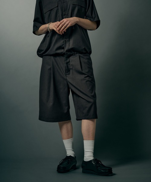 WETTEMPT(ウィテンプト)の「FUNCTIONAL 1 TUCK HALF SLACKS / ファンクショナルワンタックハーフスラックス(その他パンツ・メンズ・ブラック/チャコールグレー・LARGE/MEDIUM/SMALL)」の2枚目の写真