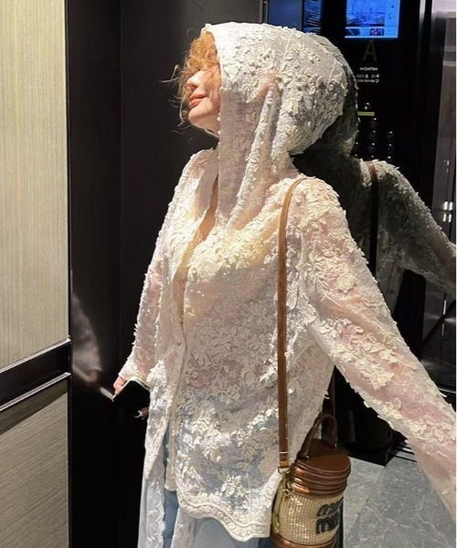 Sibra(シブラ)の「花柄レースフード付きシアートップス(カーディガン/ボレロ・レディース・アイボリー・M)」の5枚目の写真