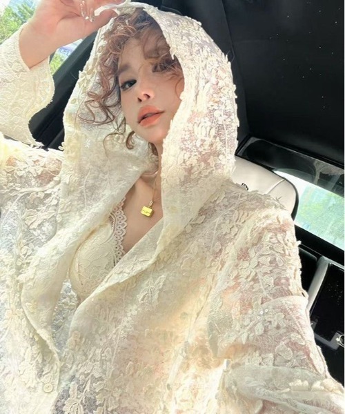 Sibra(シブラ)の「花柄レースフード付きシアートップス(カーディガン/ボレロ・レディース・アイボリー・M)」の3枚目の写真