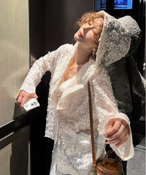 Sibra(シブラ)の「花柄レースフード付きシアートップス(カーディガン/ボレロ・レディース・アイボリー・M)」の2枚目の写真