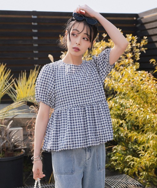 pufe(ピュフェ)の「【清涼感のあるシアサッカー素材】【pufe】ワッフルペプラムトップス カットソー ブラウス 半袖 バルーン フレア ペプラム チェック シアサッカー パフスリーブ 二の腕カバー ゆったり 体型カバー 通勤 通学(シャツ/ブラウス・レディース・ホワイト/ネイビー・ONE SIZE)」の1枚目の写真