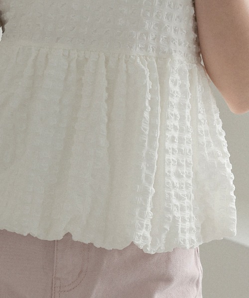 pufe(ピュフェ)の「【清涼感のあるシアサッカー素材】【pufe】ワッフルペプラムトップス カットソー ブラウス 半袖 バルーン フレア ペプラム チェック シアサッカー パフスリーブ 二の腕カバー ゆったり 体型カバー 通勤 通学(シャツ/ブラウス・レディース・ホワイト/ネイビー・ONE SIZE)」の5枚目の写真