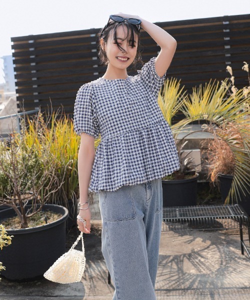 pufe(ピュフェ)の「【清涼感のあるシアサッカー素材】【pufe】ワッフルペプラムトップス カットソー ブラウス 半袖 バルーン フレア ペプラム チェック シアサッカー パフスリーブ 二の腕カバー ゆったり 体型カバー 通勤 通学(シャツ/ブラウス・レディース・ホワイト/ネイビー・ONE SIZE)」の12枚目の写真