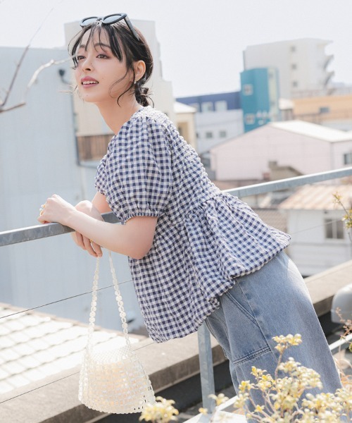 pufe(ピュフェ)の「【清涼感のあるシアサッカー素材】【pufe】ワッフルペプラムトップス カットソー ブラウス 半袖 バルーン フレア ペプラム チェック シアサッカー パフスリーブ 二の腕カバー ゆったり 体型カバー 通勤 通学(シャツ/ブラウス・レディース・ホワイト/ネイビー・ONE SIZE)」の17枚目の写真