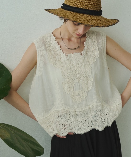 Plumel(プルメル)の「Cotton Lace Sleeveless Tops / コットンレーススリーブレストップス(その他トップス・レディース・ベージュ/ホワイト・MEDIUM)」の2枚目の写真