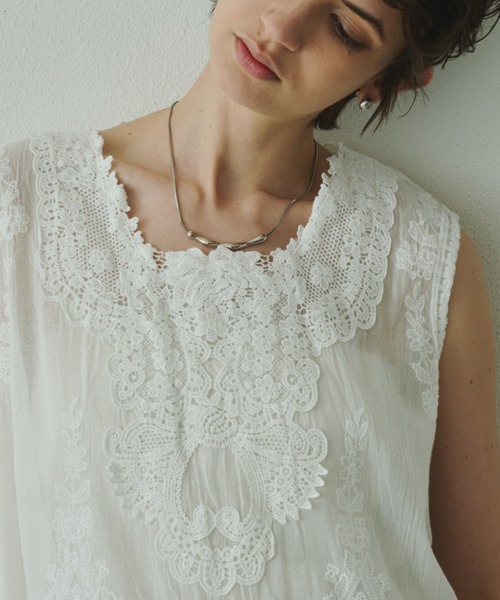 Plumel(プルメル)の「Cotton Lace Sleeveless Tops / コットンレーススリーブレストップス(その他トップス・レディース・ベージュ/ホワイト・MEDIUM)」の1枚目の写真