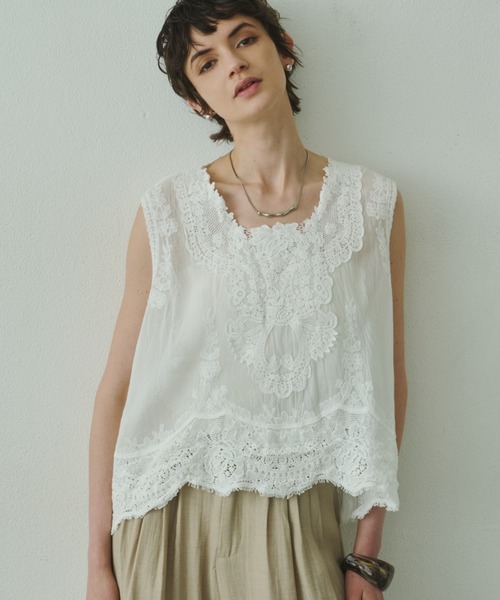 Plumel(プルメル)の「Cotton Lace Sleeveless Tops / コットンレーススリーブレストップス(その他トップス・レディース・ベージュ/ホワイト・MEDIUM)」の4枚目の写真